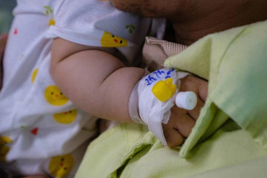 Trẻ sơ sinh mắc sốt xuất huyết nguy hiểm thế nào? - Ảnh 1
